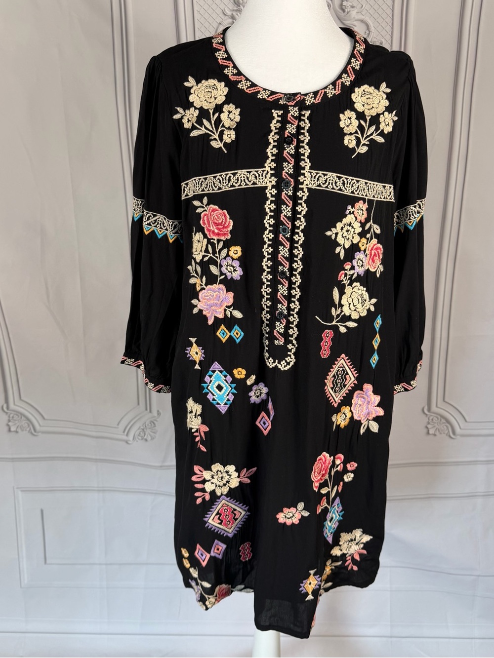 Savanna Jane Women’s S Black Embroidered Floral Southwestern Boho Shift Dress